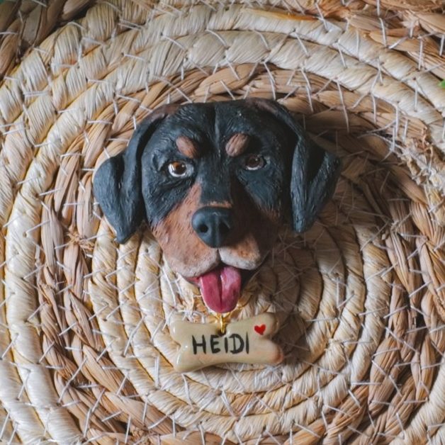 Personalisierter Haustiermagnet Personalisierter Magnet aus FIMO von einem Hund mit einem Namensschild mit dem Namen Heidi
