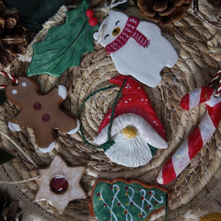 Weihnachtsbaumanhänger aus Ton Vielfältige weihnachtliche Plätzchen und Ornamente aus Ton als Weihnachtsbaumanhänger
